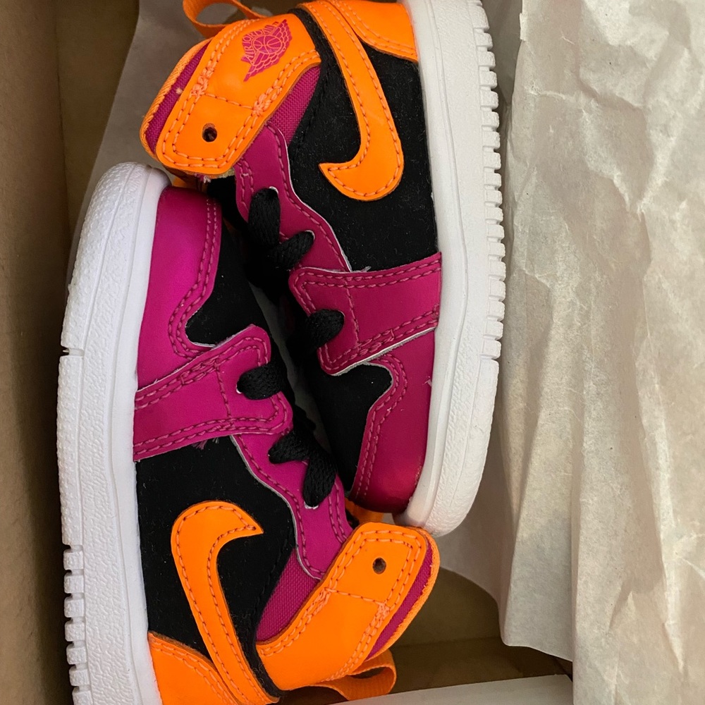Jordan 1 Mid - Pink